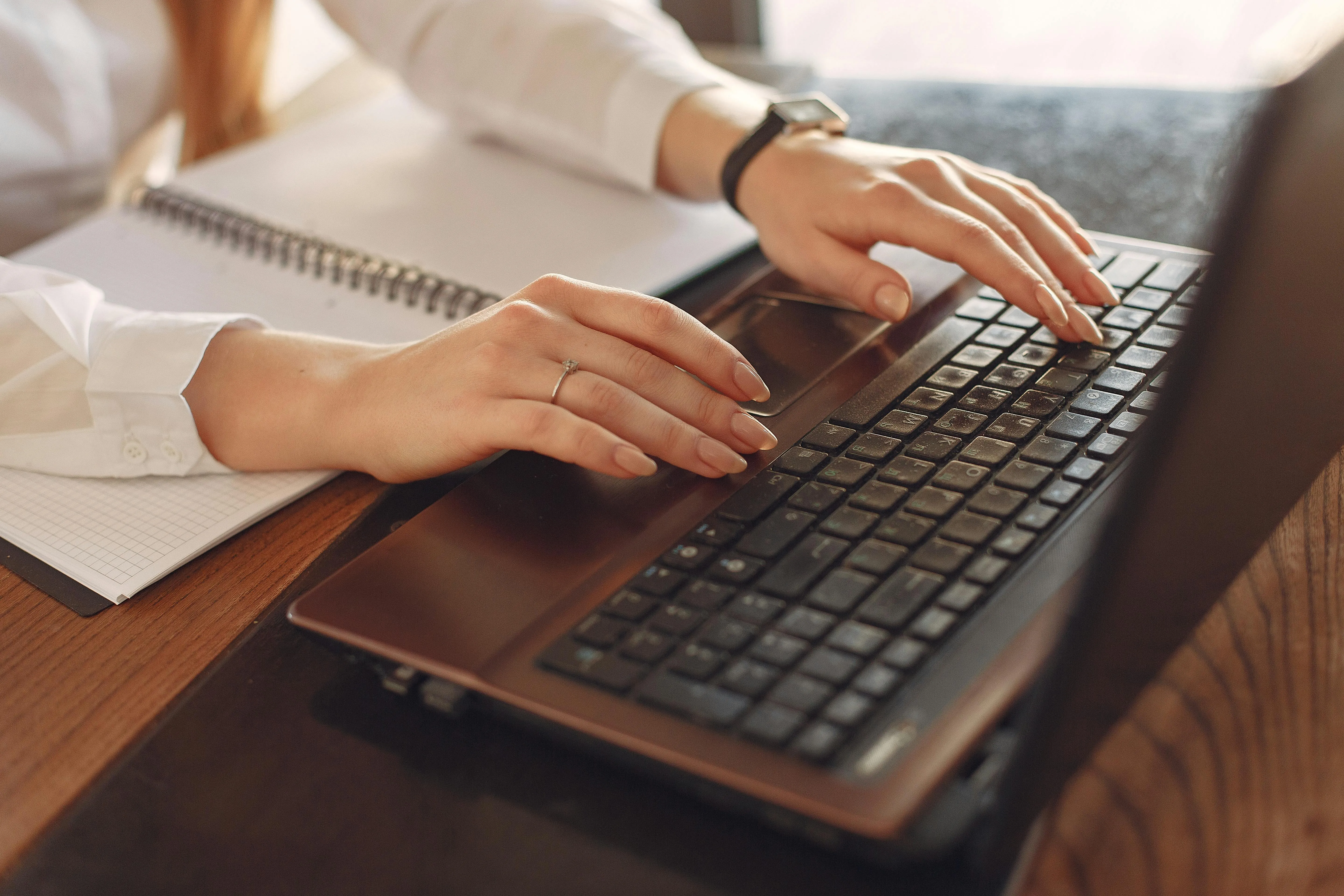Dubai accountant preparing audit working papers and confirming IFRS adjustments before the licensed external auditor begins fieldwork