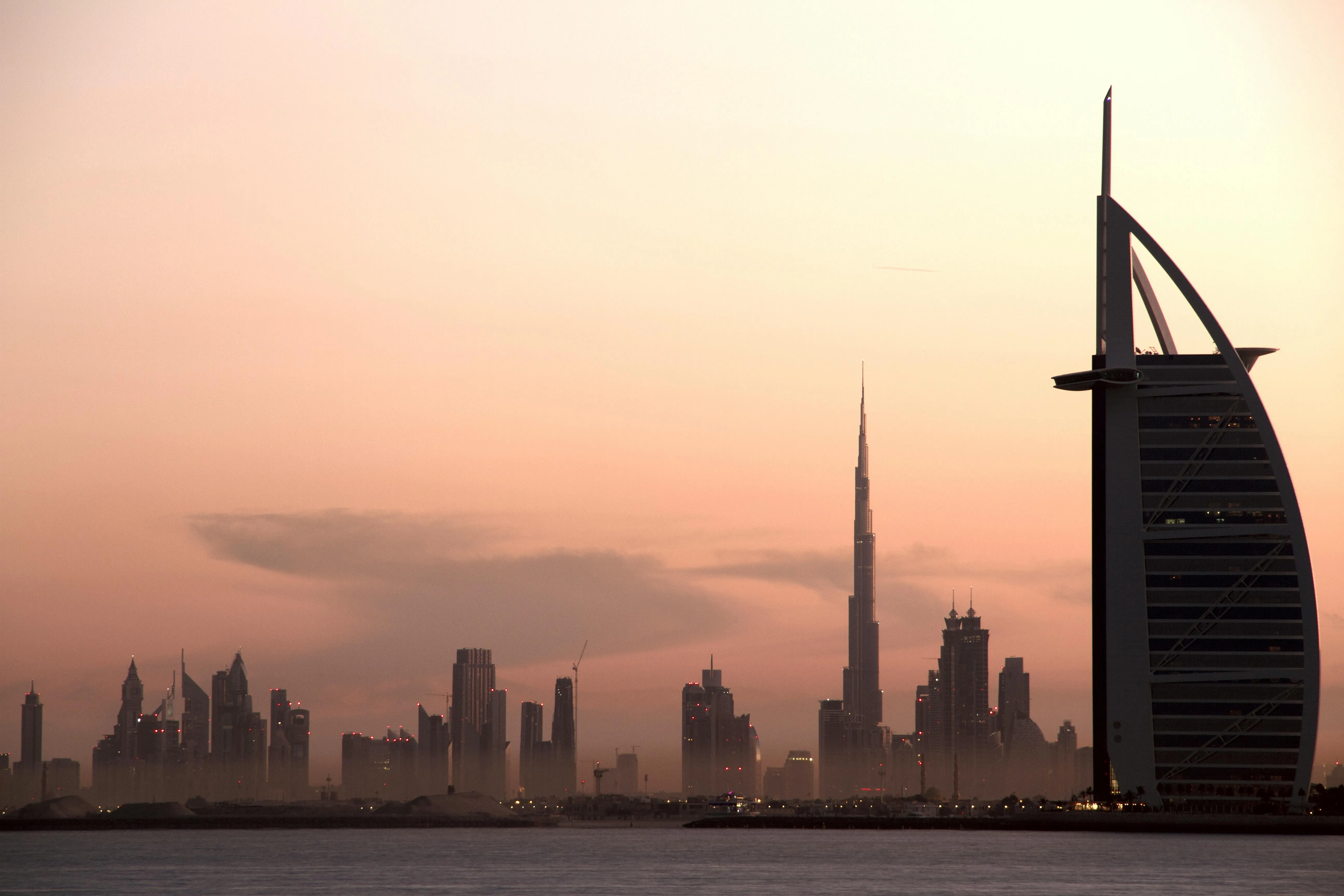 Closed Dubai port and stalled container shipment illustrating a supply-chain disruption that may trigger Article 273 force majeure
