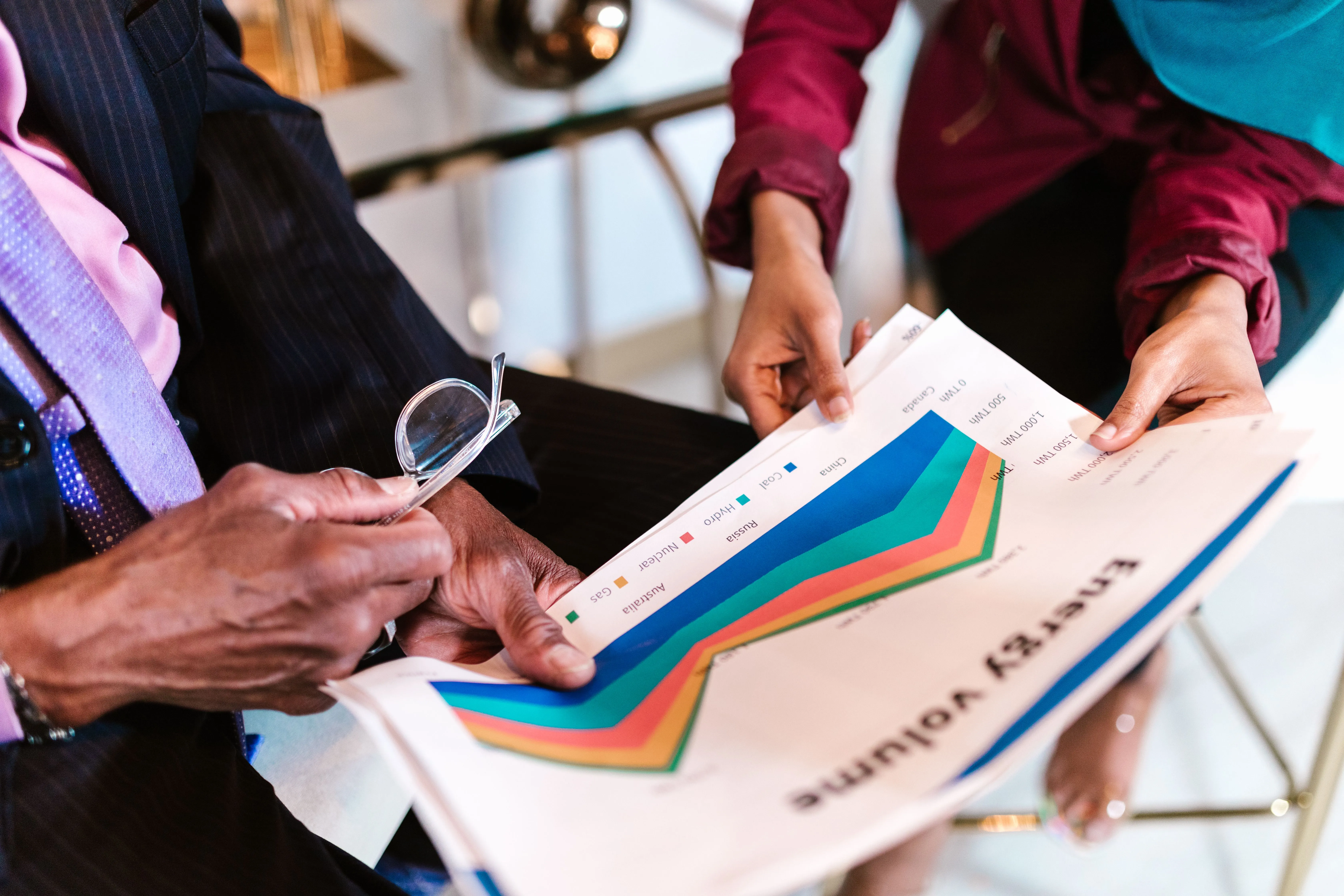 Dubai e-commerce founder selecting between DET E-Trader licence and a commercial licence on a desk laid out with platform launch plans