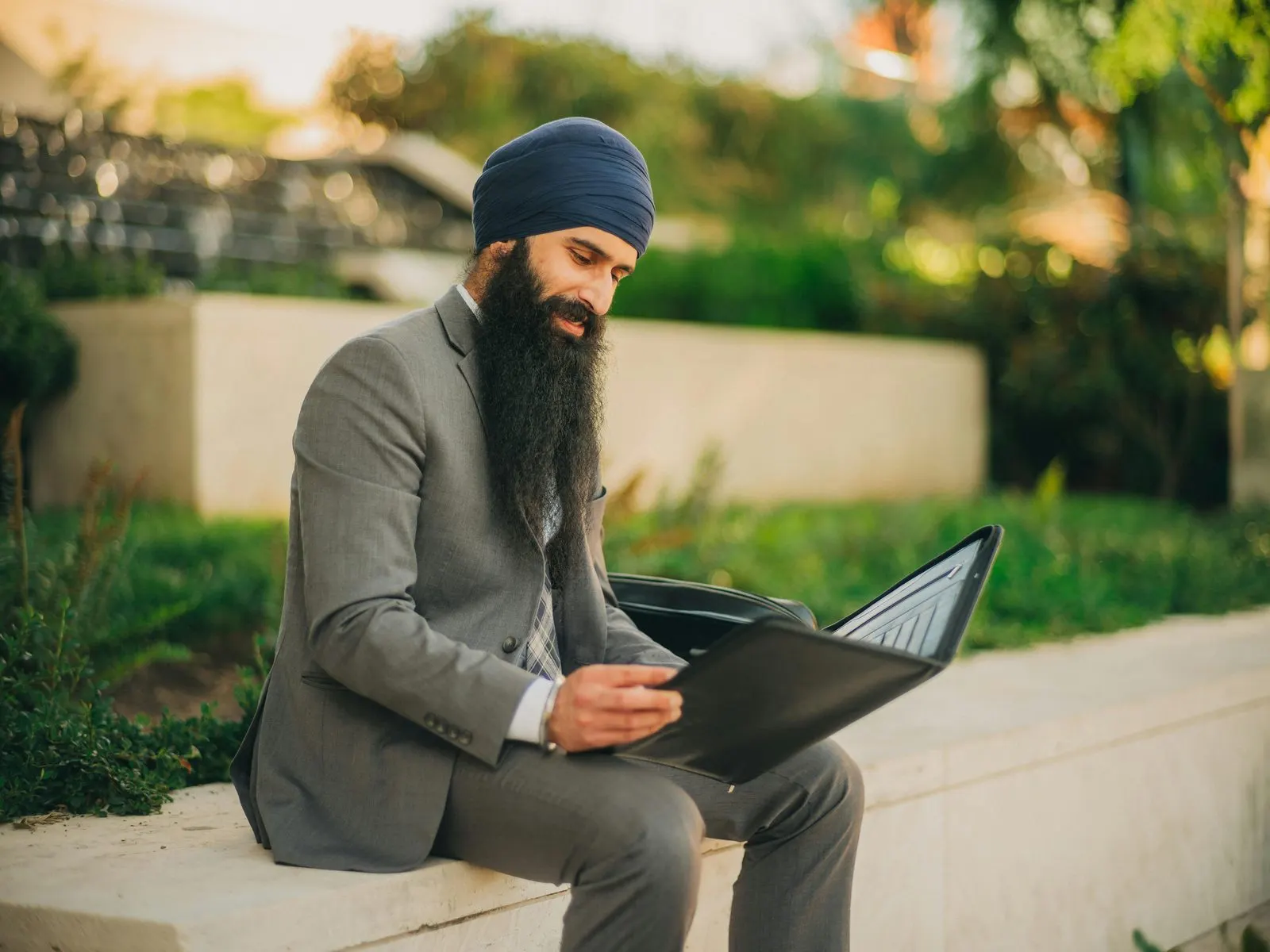 UAE finance manager reviewing a filed VAT return against corrected figures before preparing a voluntary disclosure on EmaraTax