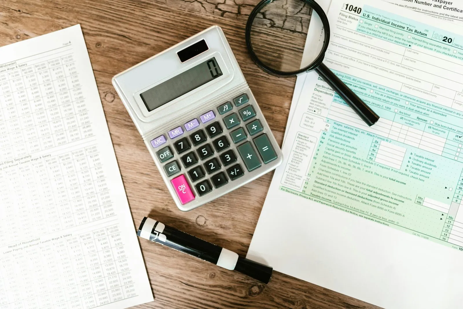UAE auditor reviewing financial statements to determine the type of audit opinion before signing the report