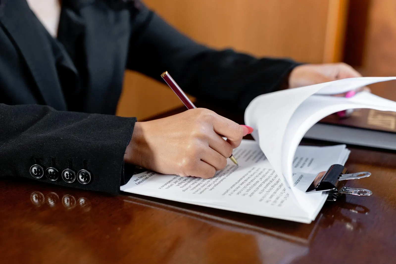 External vs internal audit in the UAE — an audit team reviewing financial statements and internal control workpapers in a Dubai office