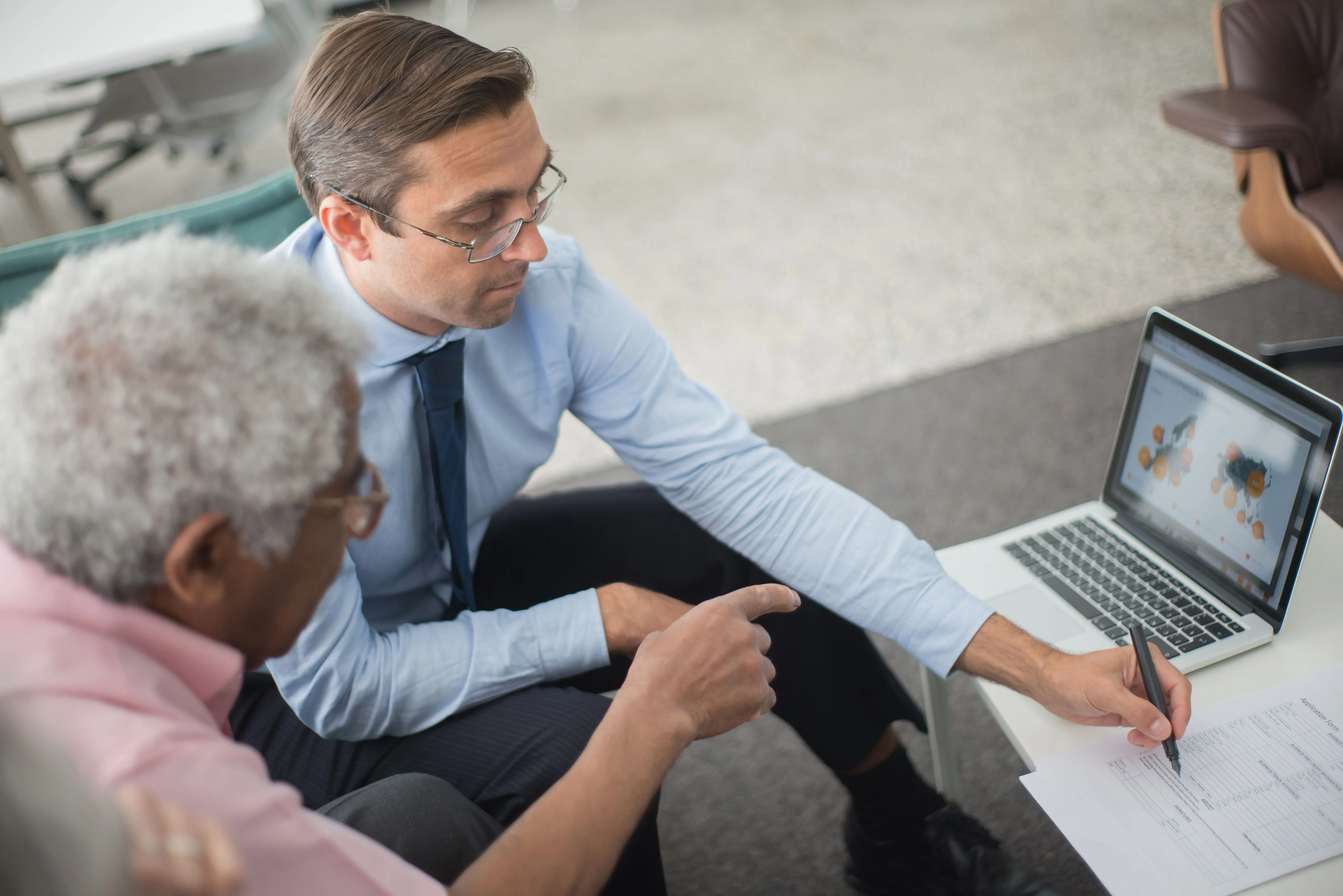 UAE finance team plotting taxable turnover trigger events on a rolling 12-month chart ahead of mandatory VAT registration