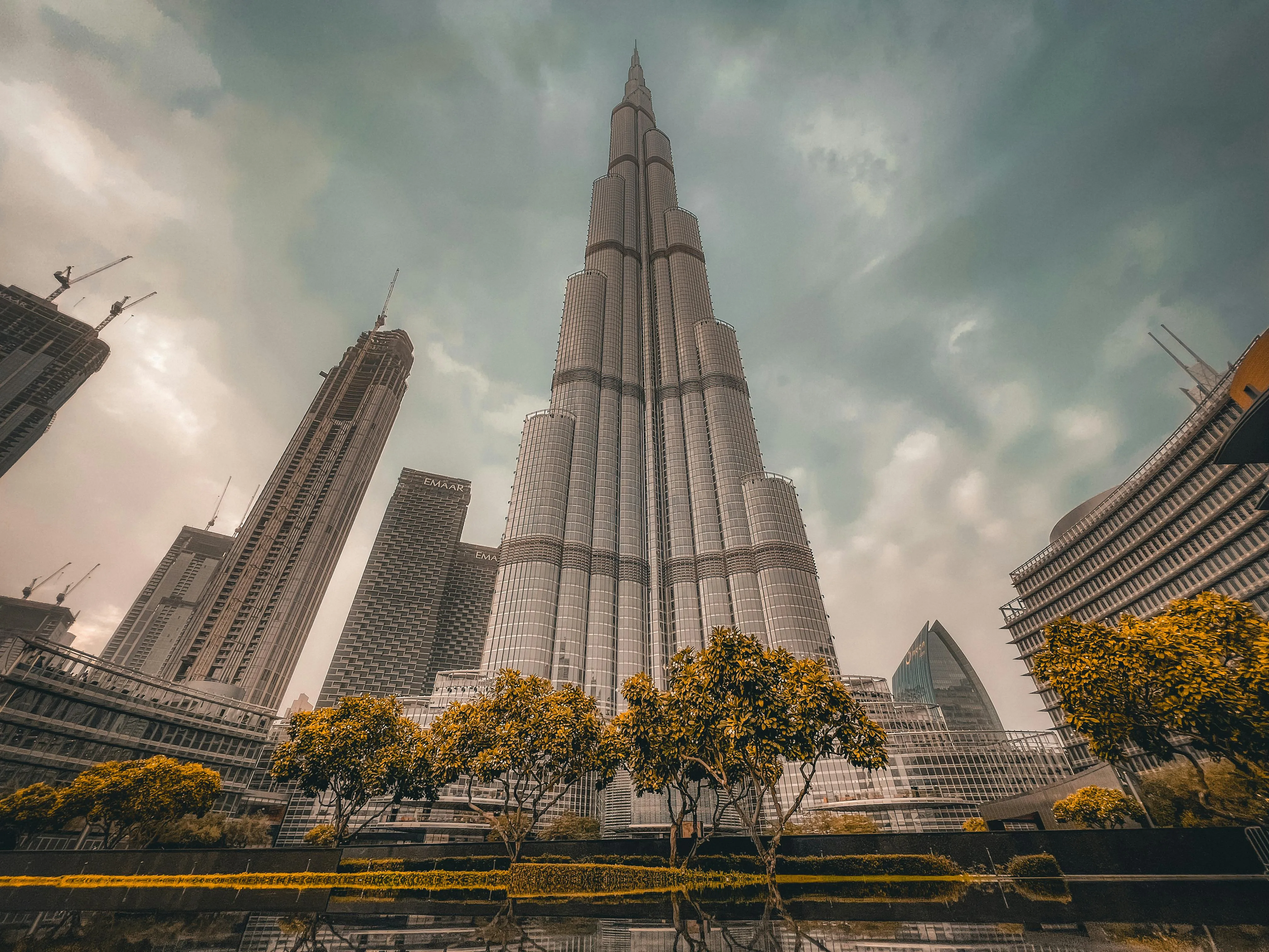 Dubai business setup founders reviewing mainland DET licence vs free zone vs offshore jurisdiction options for UAE company formation