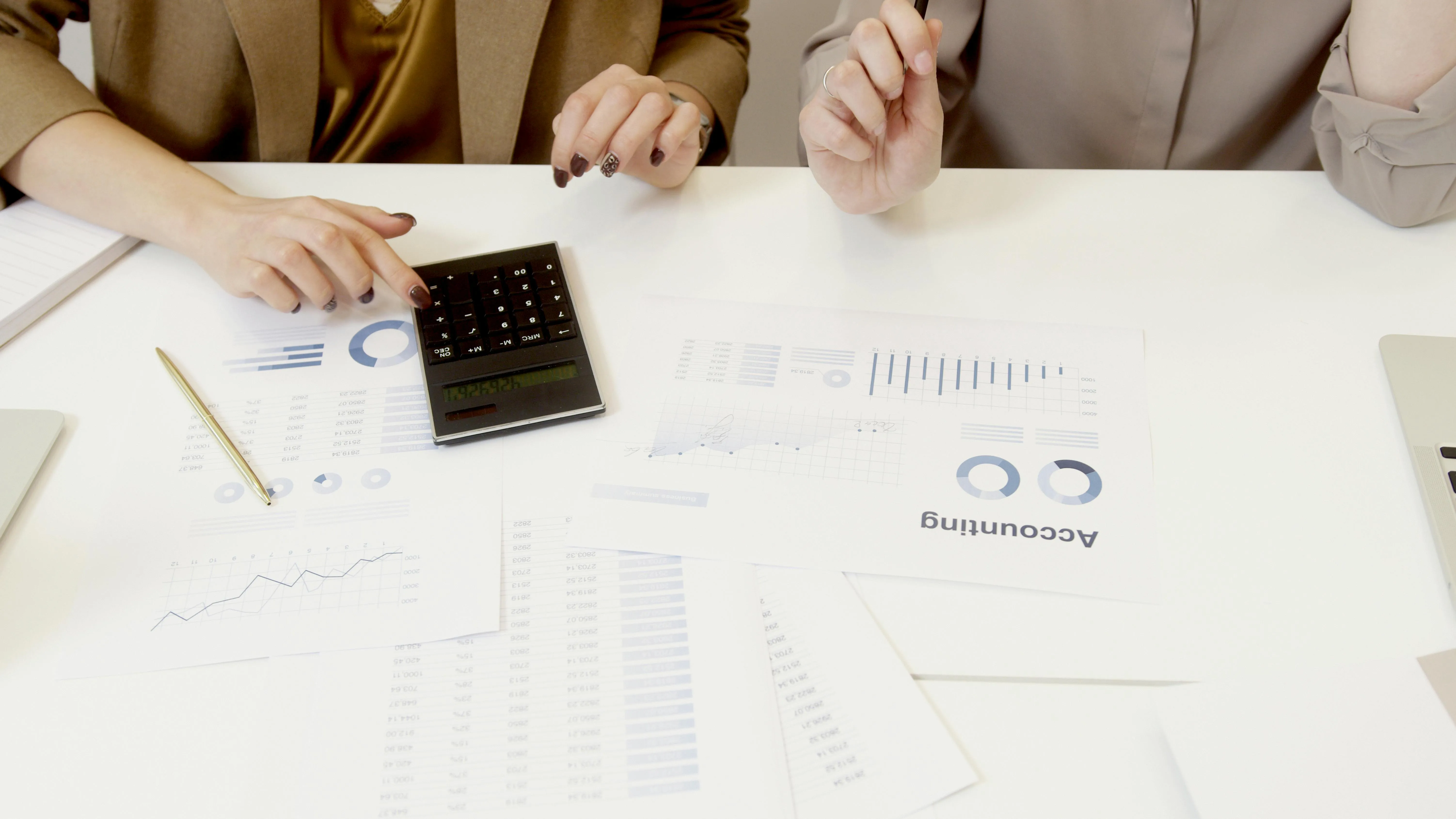 Pricing model comparison sheet for UAE accounting outsourcing engagements showing fixed fee, tiered and per-transaction structures