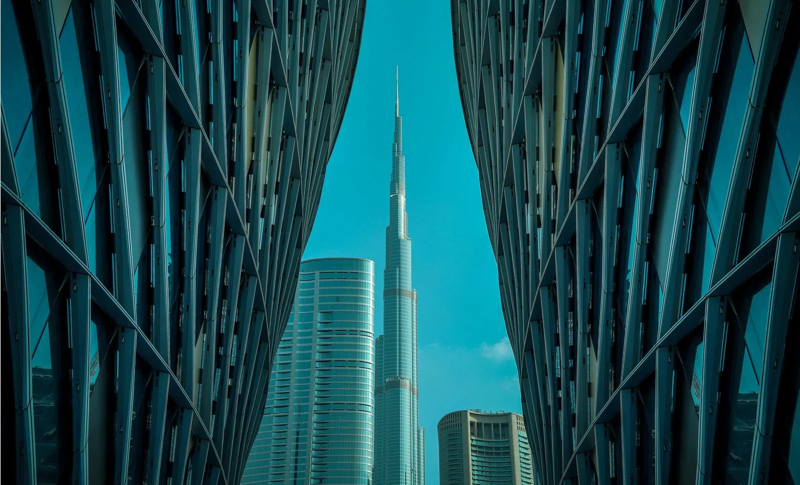 UAE payroll specialist deriving the daily wage from basic monthly salary before applying the 21-day gratuity formula for an employee