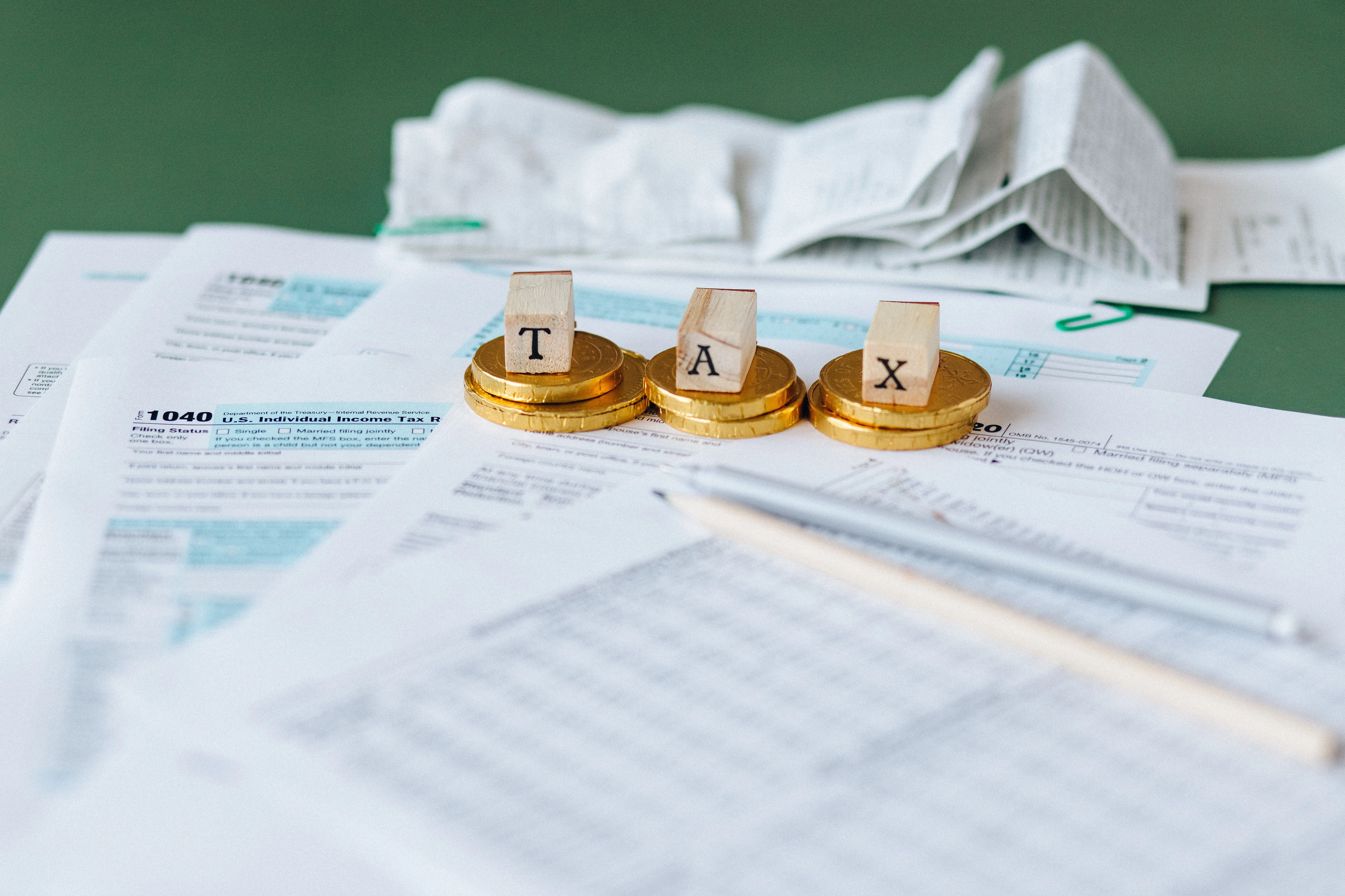 Finance manager adjusting VAT-201 output tax fields after issuing supplier credit notes for the tax period reconciliation