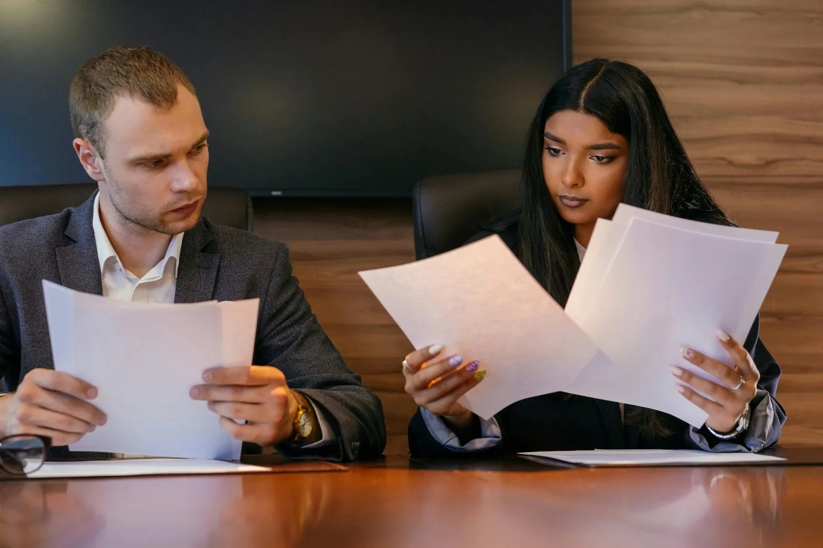 Auditor comparing an external statutory audit opinion against internal control review notes for a UAE SME