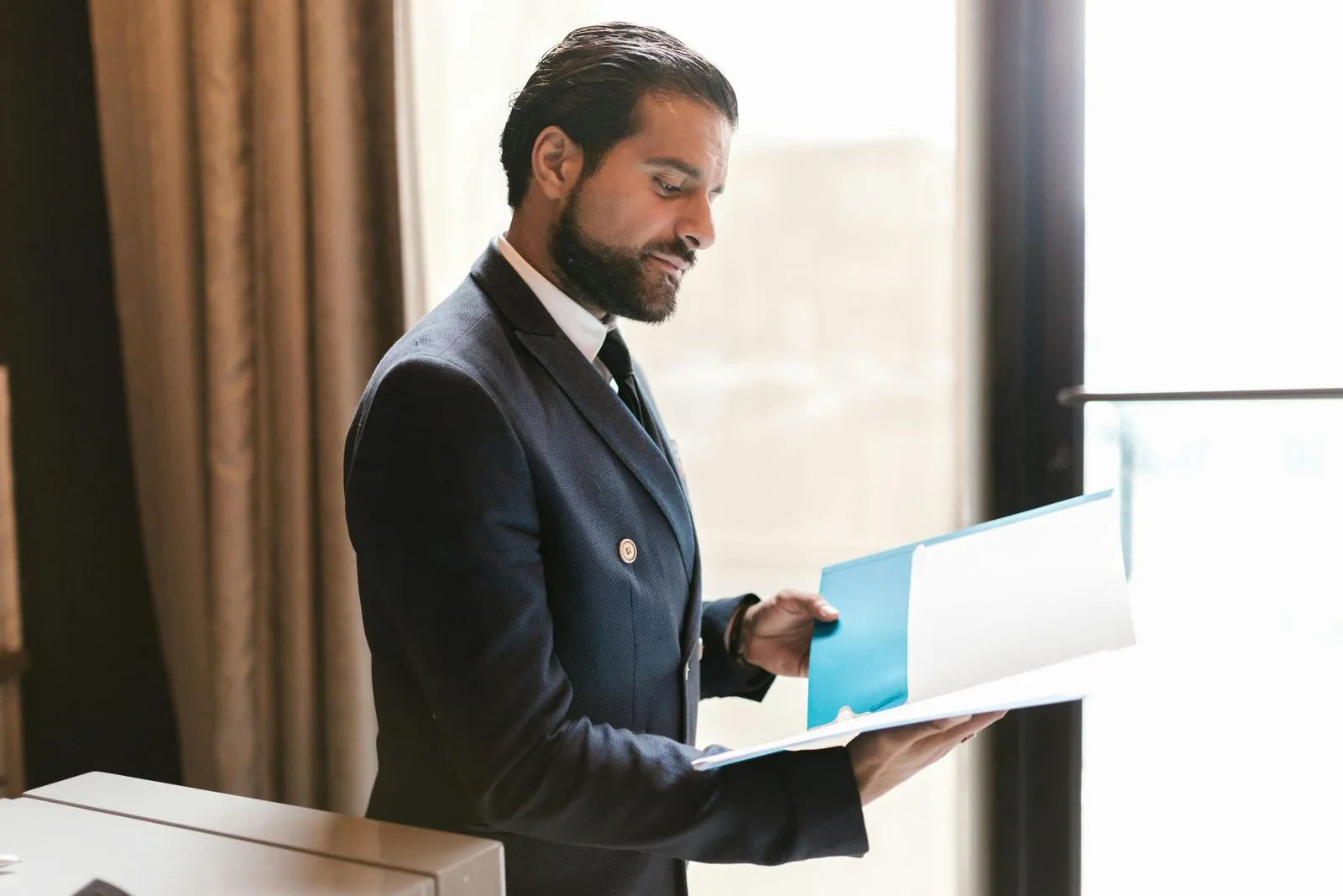 Accountant separating customs duty and recoverable import VAT lines on a UAE clearance invoice against the CIF value
