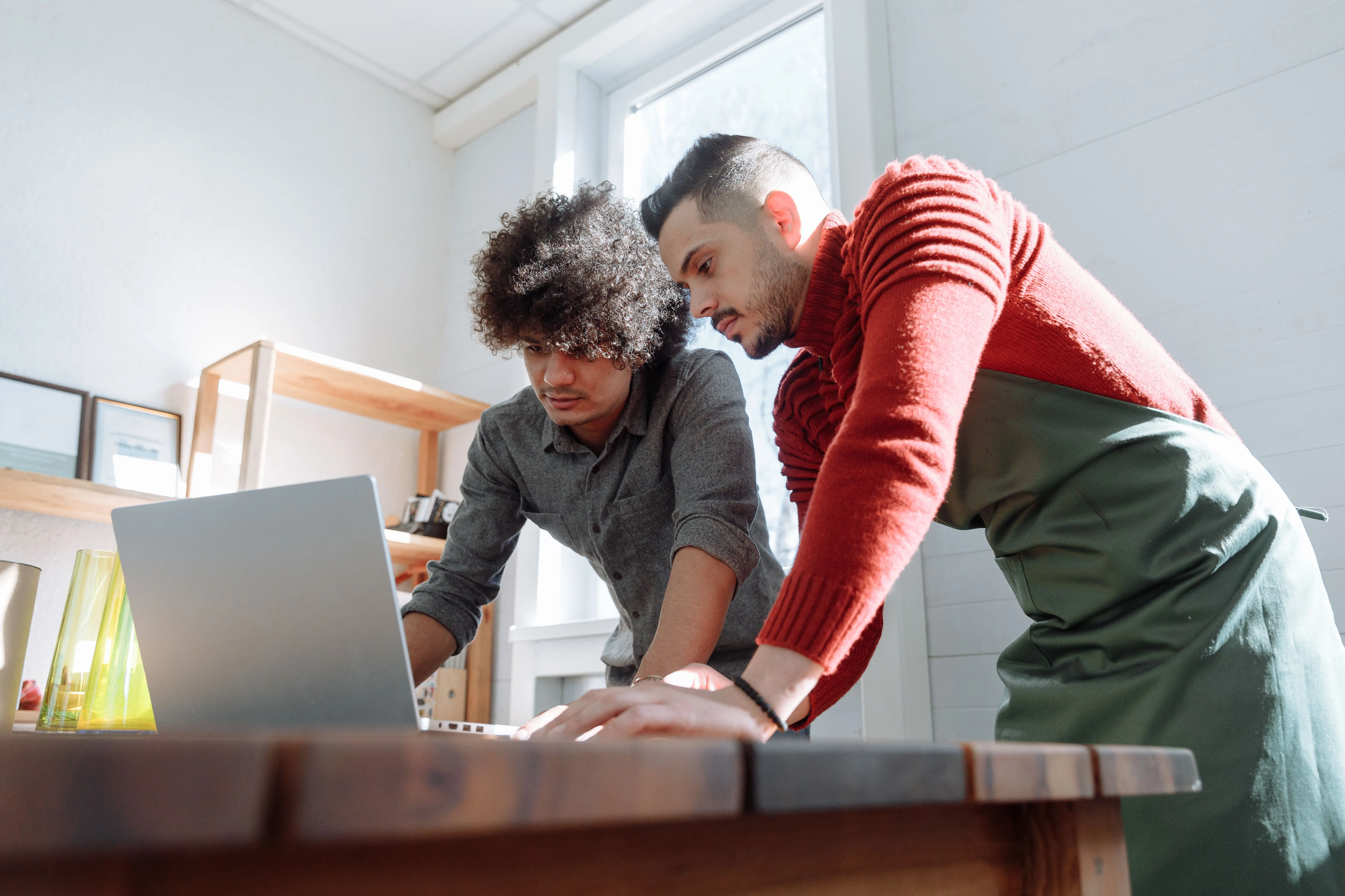 Accounting team correcting a Dubai e-commerce VAT and inventory mismatch caught during a year-end review