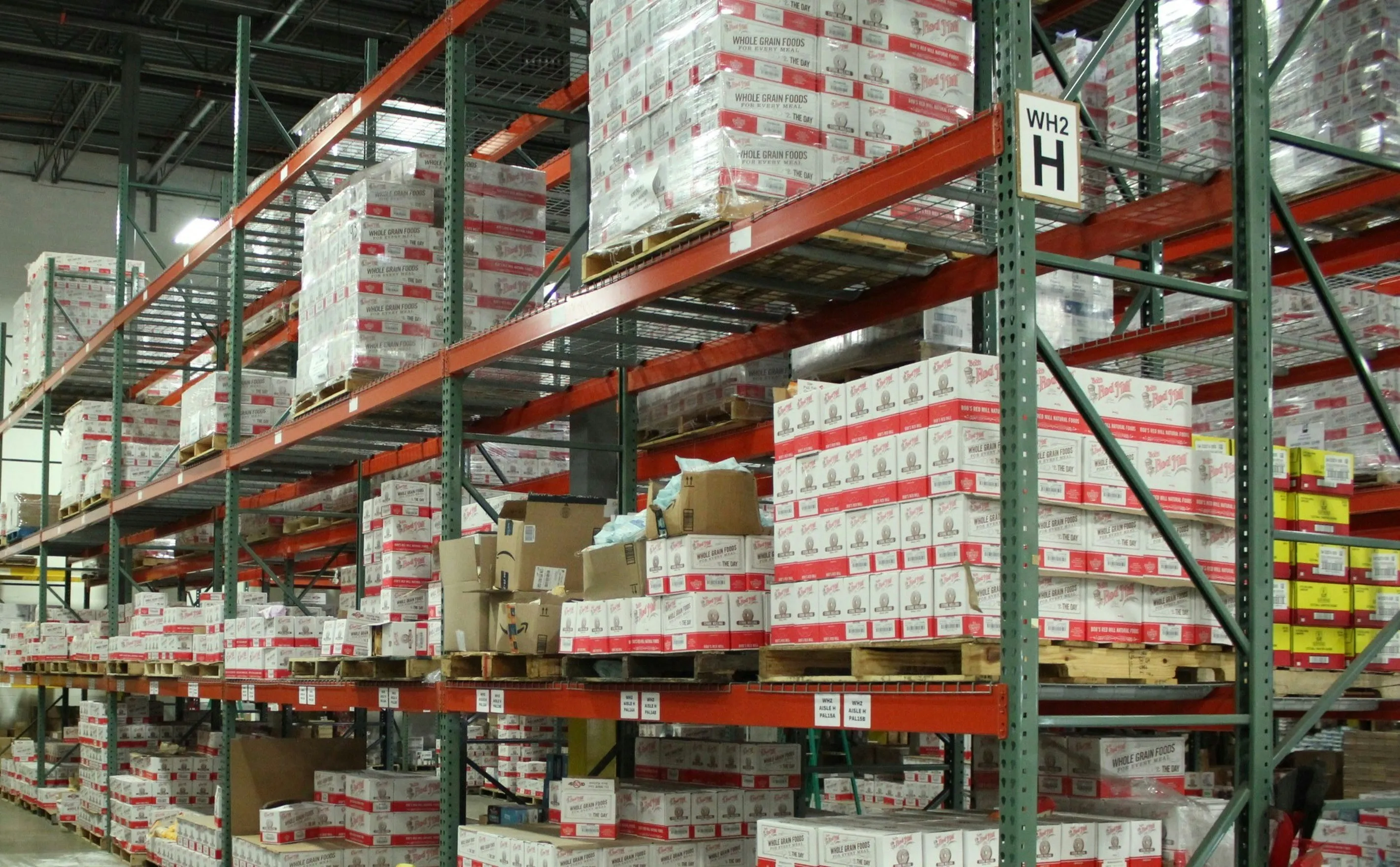 Reviewer flagging common UAE customs exemption pitfalls such as expired exemption letters and HS-code mismatches on a shipment file
