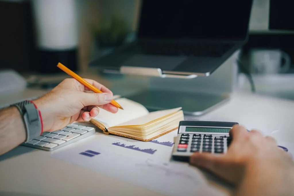Dubai startup founder setting up cloud bookkeeping with a connected bank feed, VAT-ready invoices and a chart of accounts during first-month UAE compliance setup