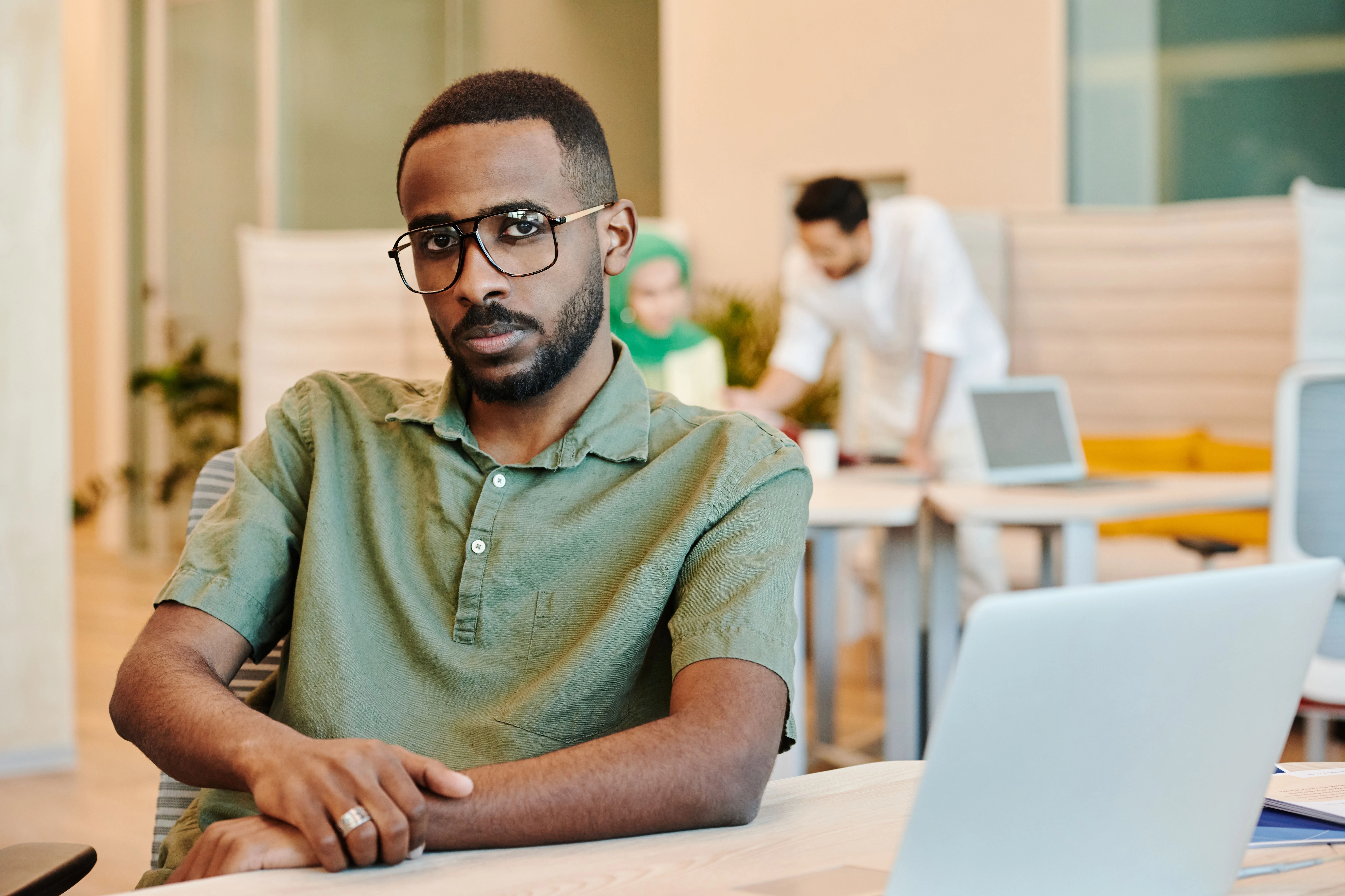 UAE business setup advisory desk showing trade-licence application files, free zone option memos and bank account onboarding checklist for a new Dubai SME