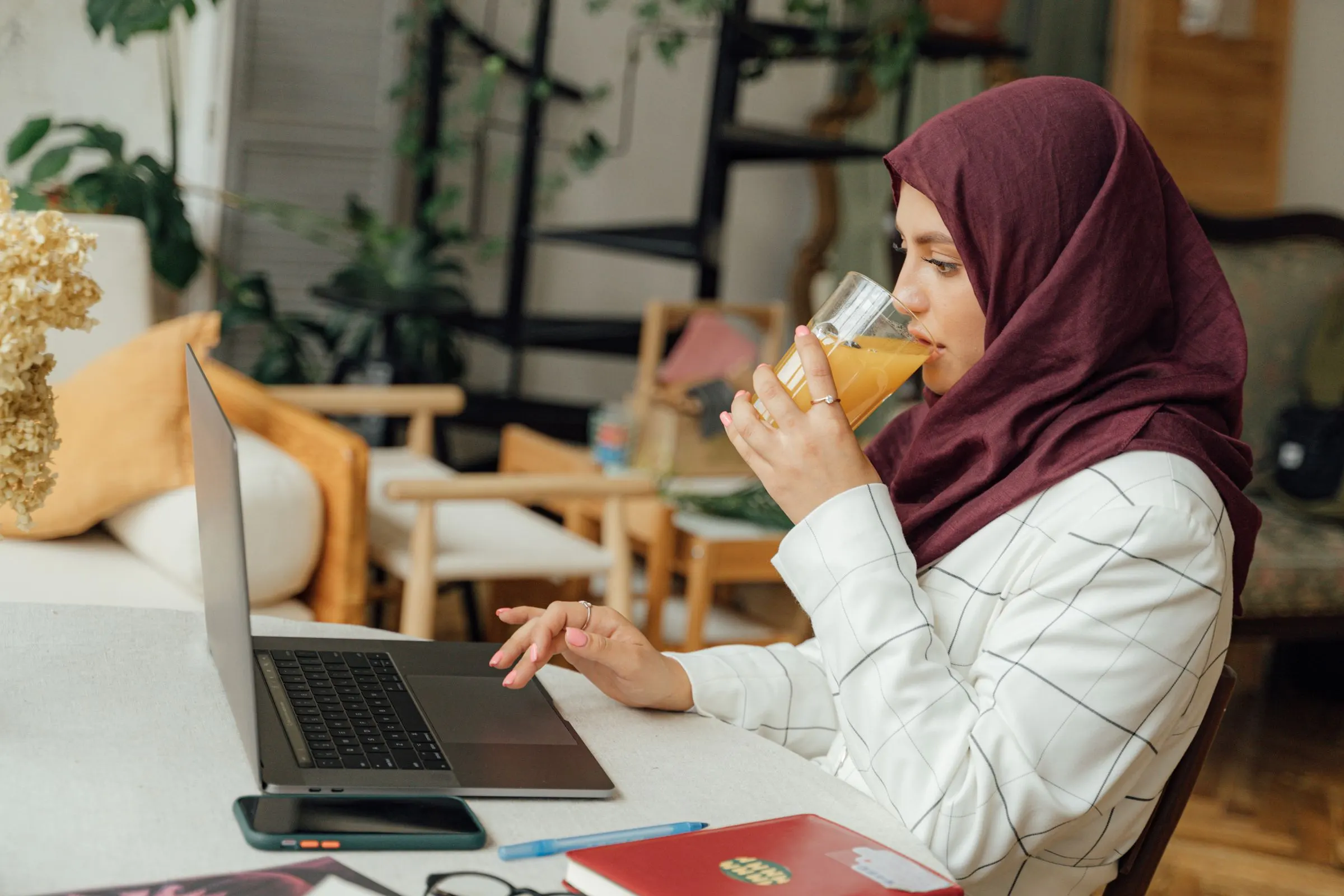Emirates ID status check online via the ICP portal showing card application tracking by PRAN application number and passport for UAE residents