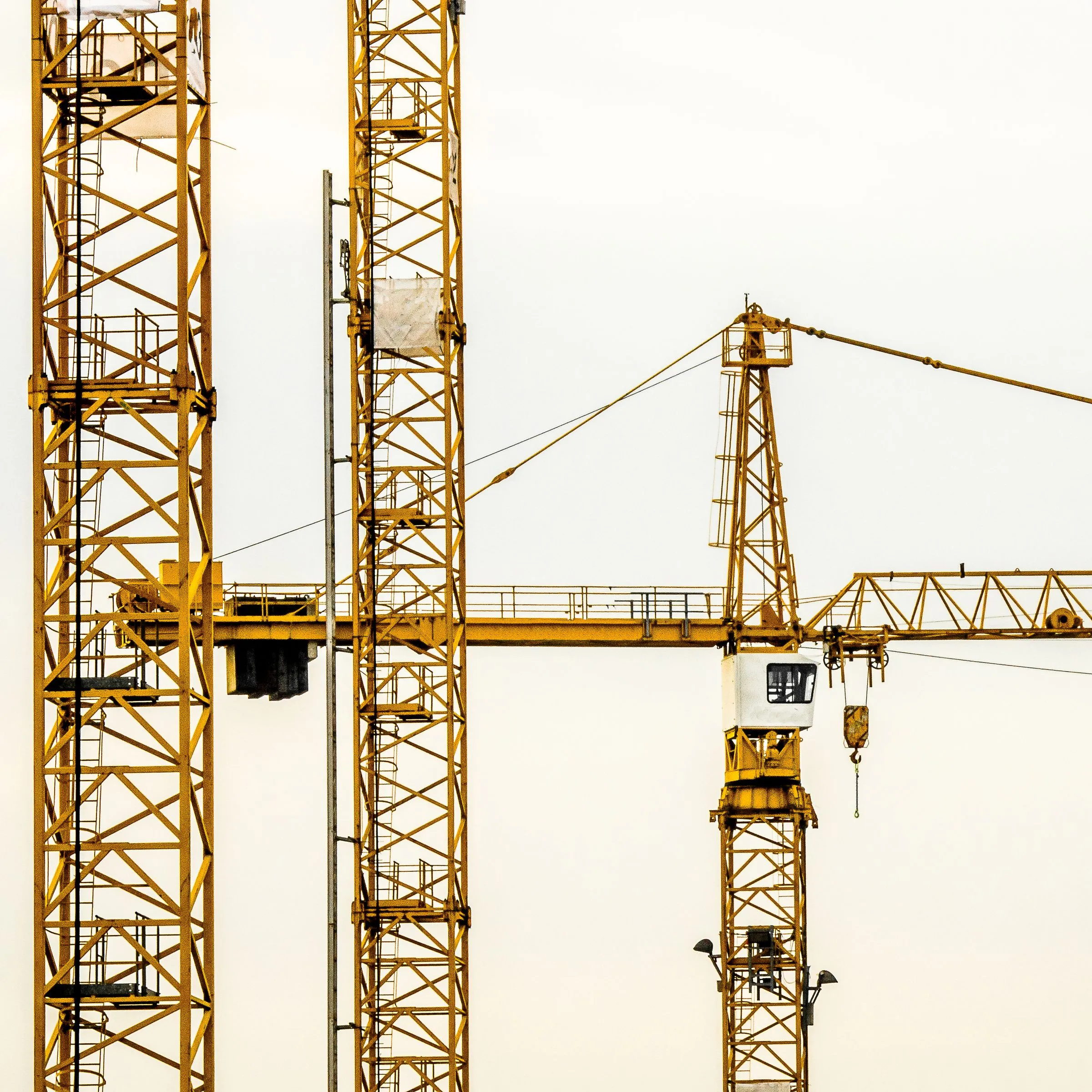 Commercial tenancy compliance checklist for Dubai SMEs covering Ejari registration notice windows rent cheque planning and lease accounting