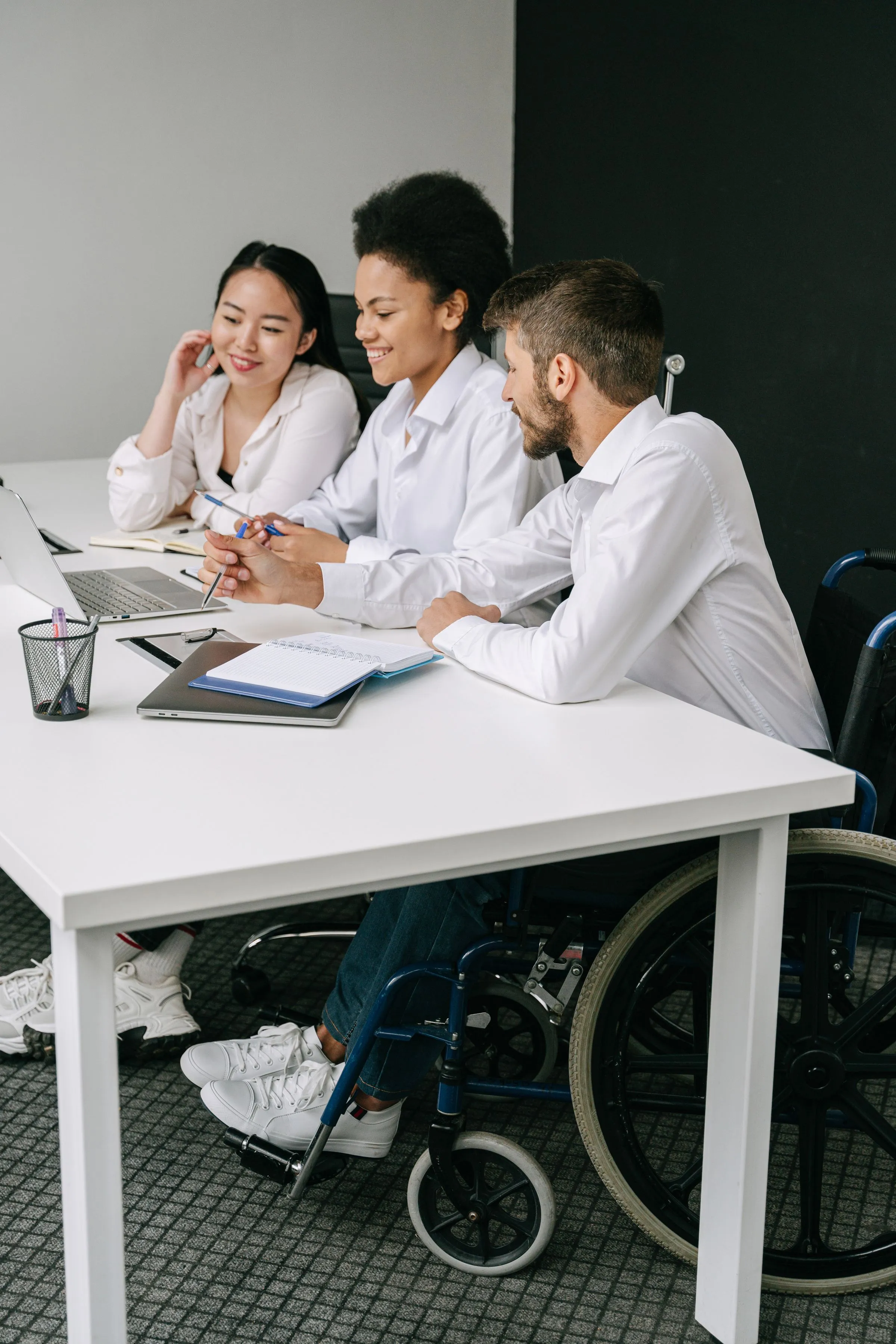 Freelance visa UAE holder managing invoices VAT threshold tracking and corporate tax registration as a self employed professional