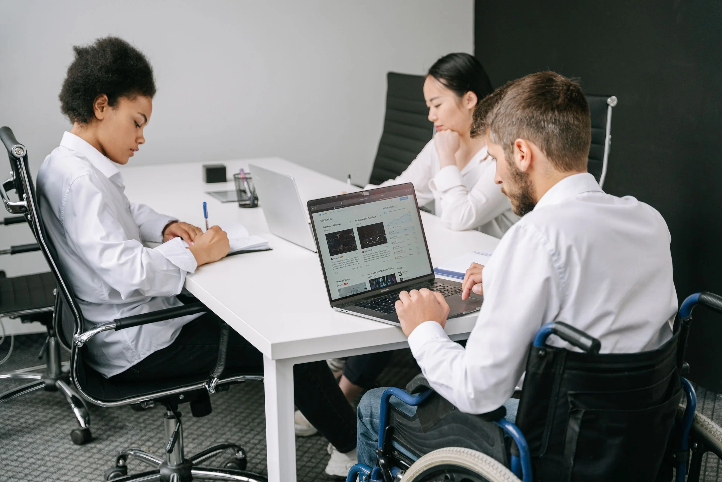 Freelance visa and licence in the UAE for an independent professional working remotely with a legal freelance permit 2026