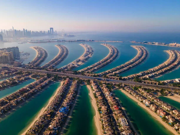 Aerial view of a UAE free zone business district at sunset — the 12-point Qualifying Free Zone Person (QFZP) checklist for the 0% UAE corporate tax rate covering substance, audit, transfer pricing and de-minimis tests
