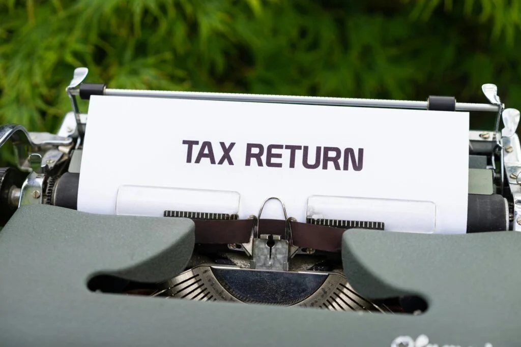 UAE VAT accountant reporting reverse charge on imported services under Article 48 by entering matching output and input tax lines on the EmaraTax return
