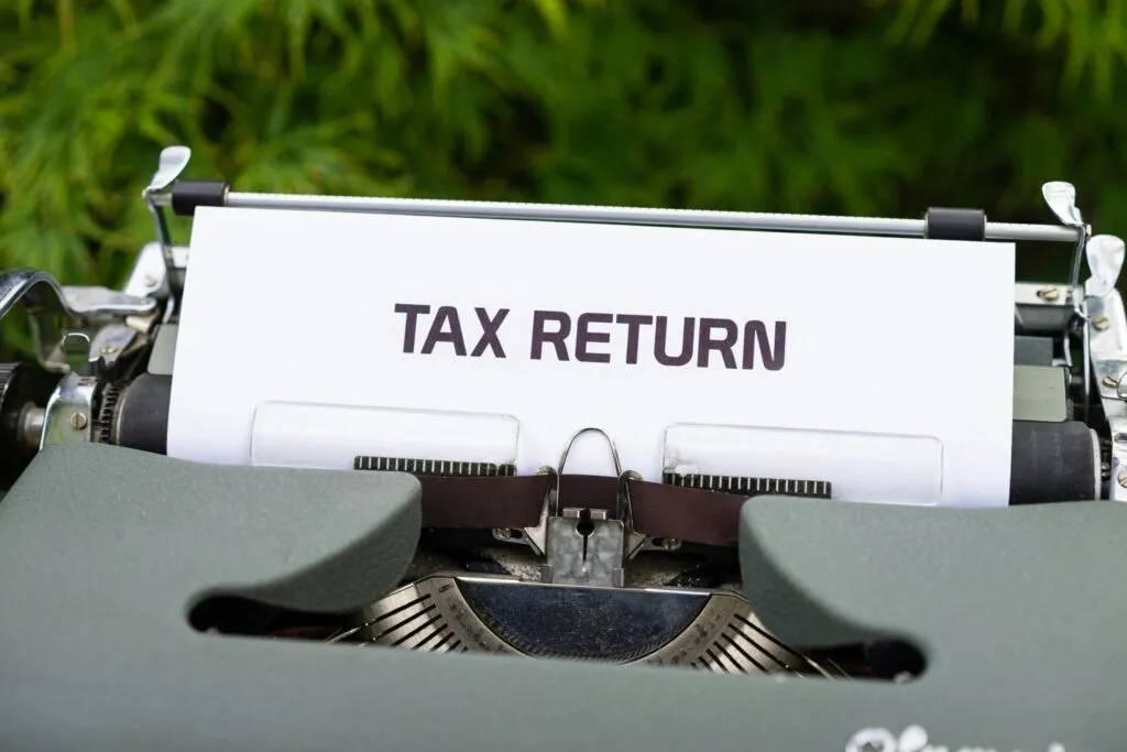 UAE VAT accountant reporting reverse charge on imported services under Article 48 by entering matching output and input tax lines on the EmaraTax return