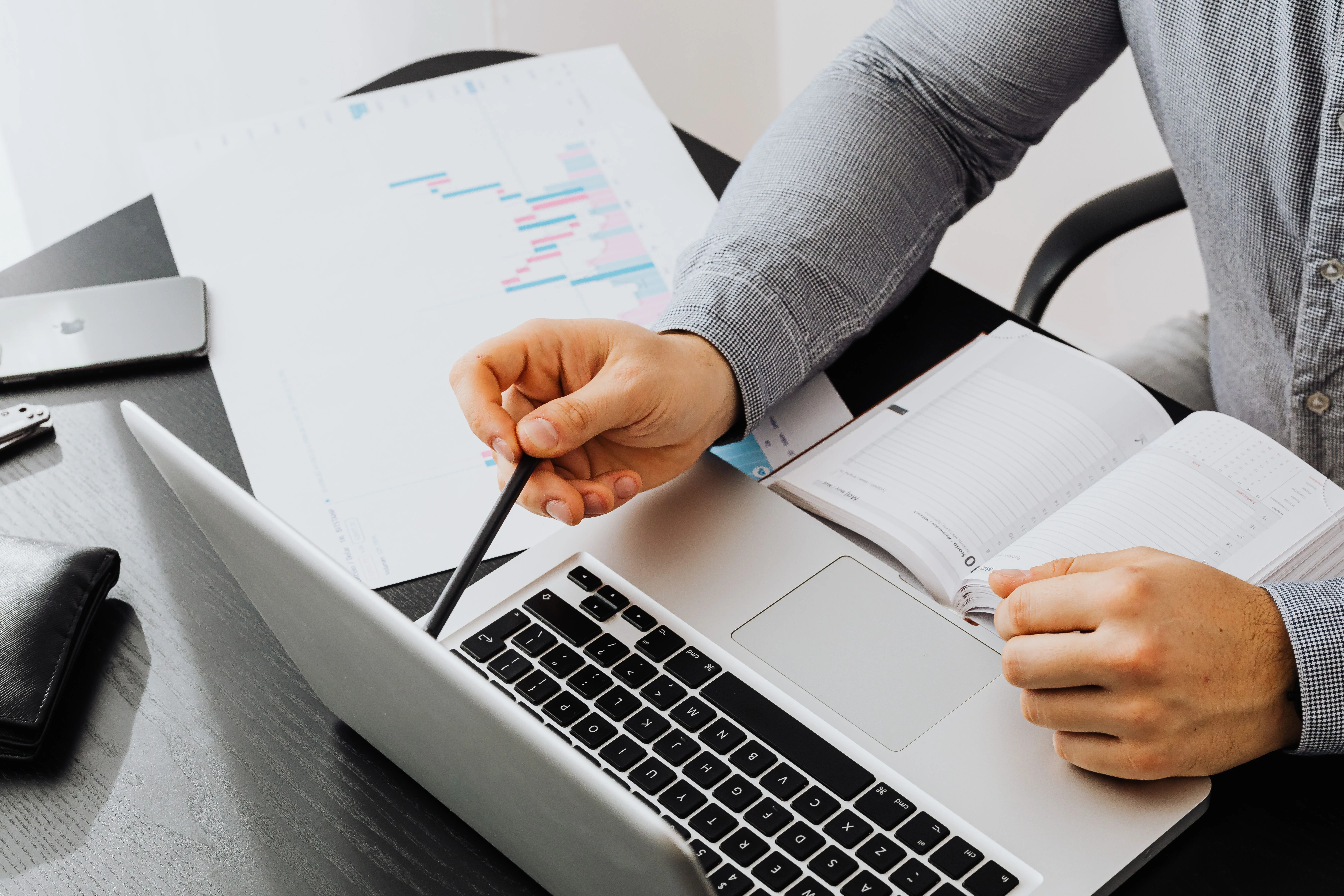 Velmont Crest finance specialist reviewing DSO and DPO working-capital reports with a Dubai SME founder over invoices and ledgers