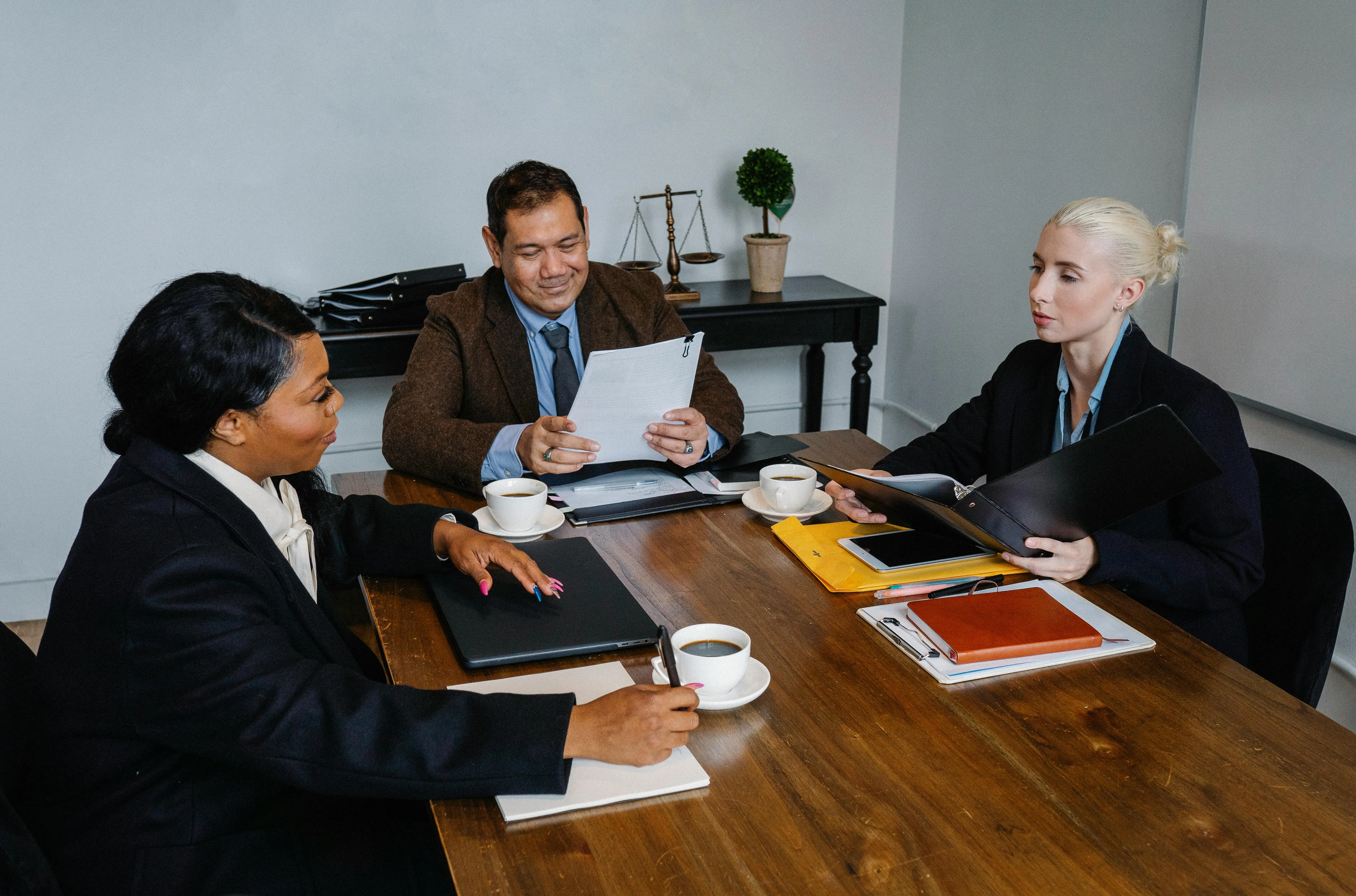 Tax consultants in Abu Dhabi — buyer guide covering FTA-registered agents, advisory firms, fees and red flags