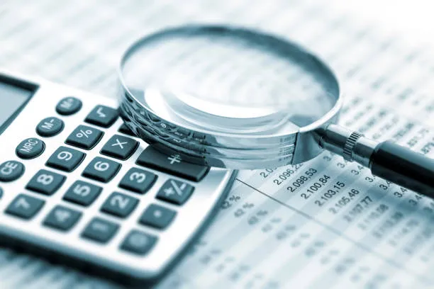 Sample UAE tax invoice format with FTA-mandated fields, TRN, VAT amount and gross total